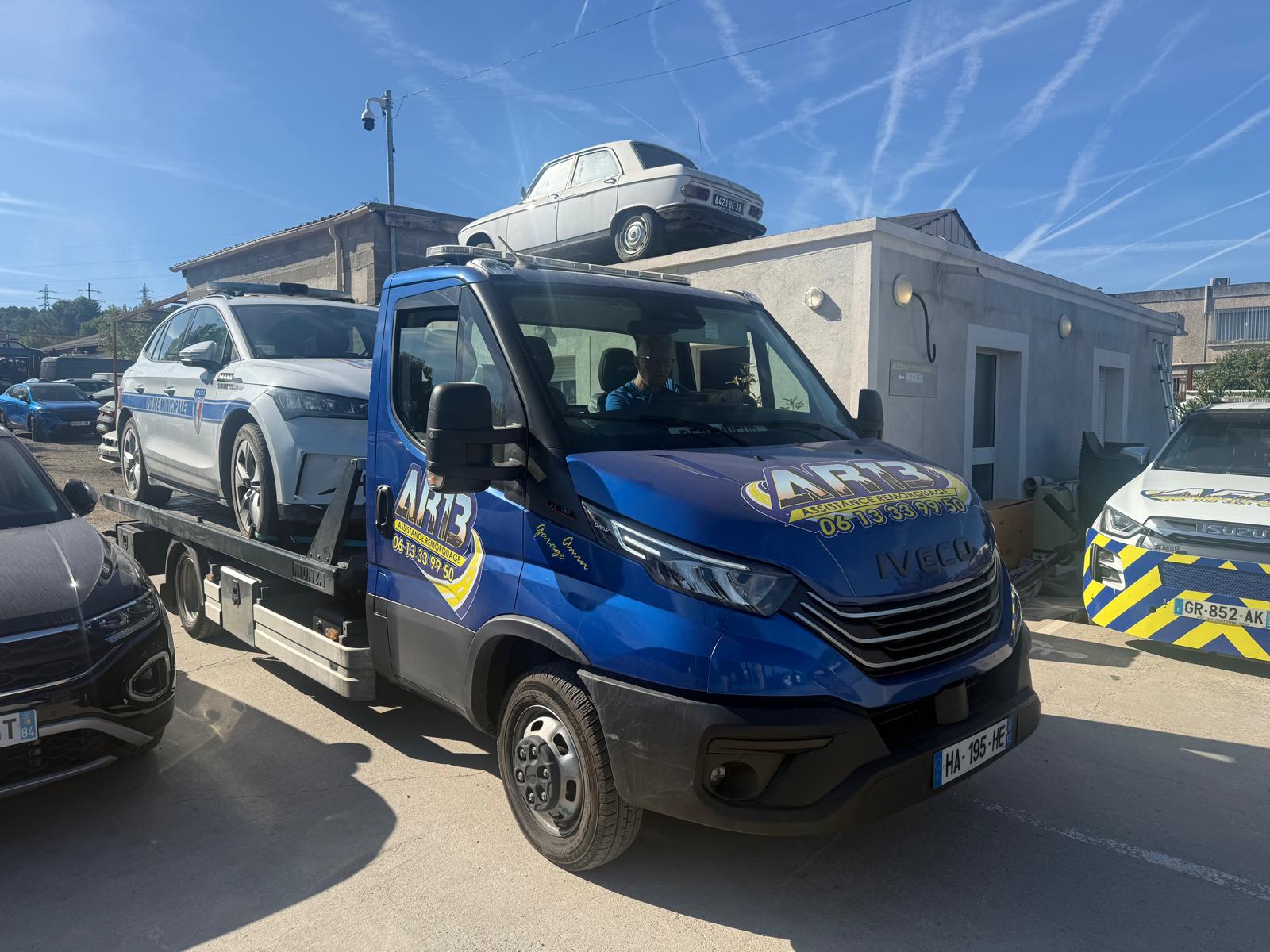 Nous disposons de solutions adaptées au transport de plusieurs véhicules, avec des équipements permettant leur chargement et leur acheminement en toute sécurité.